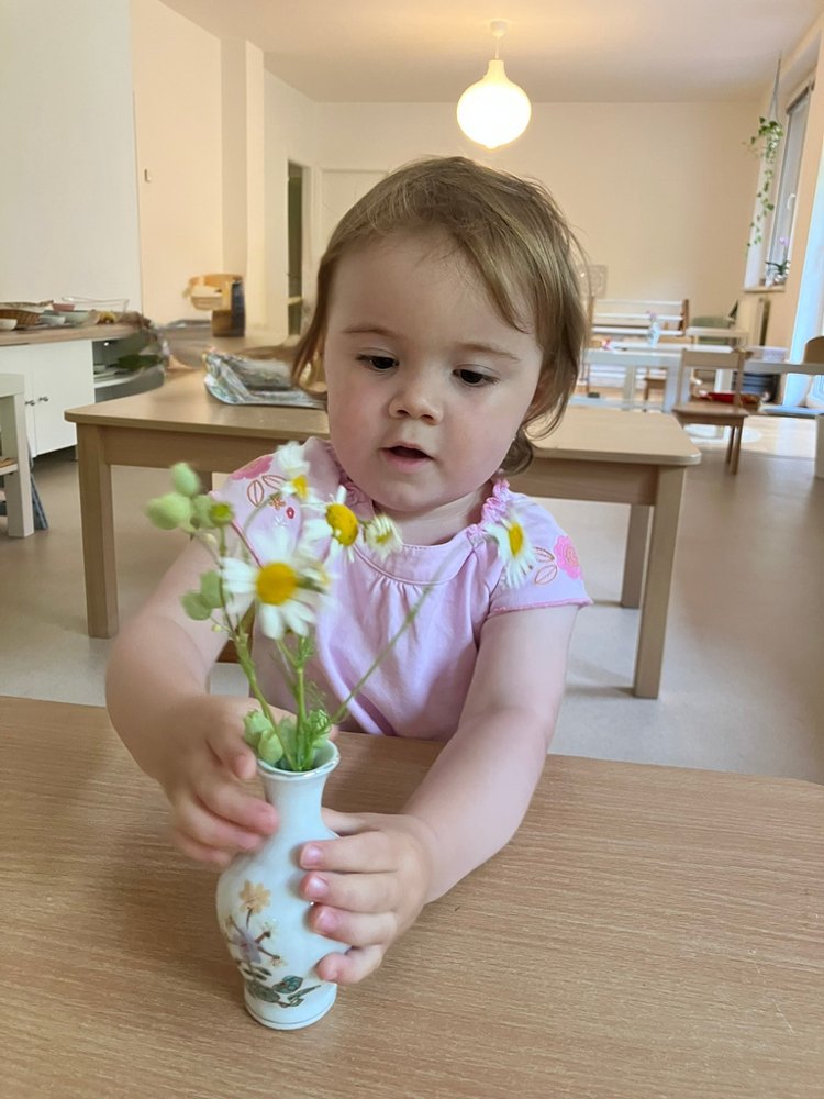 dieťa s Montessori pomôckou na podlahe