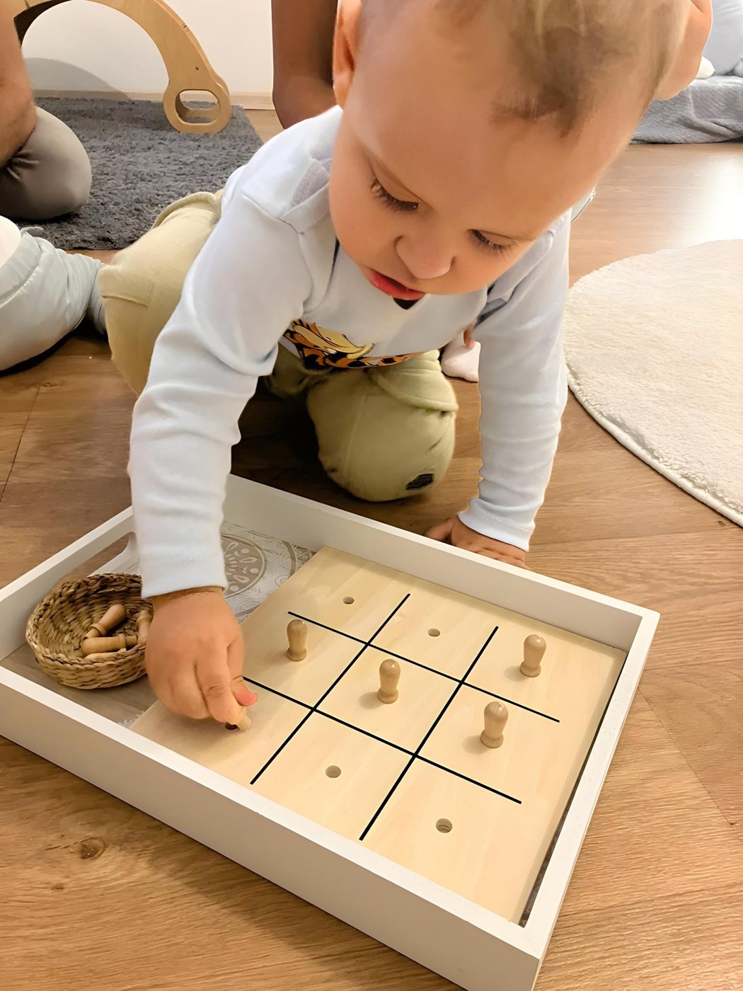 detské ruky pri Montessori pomôcke