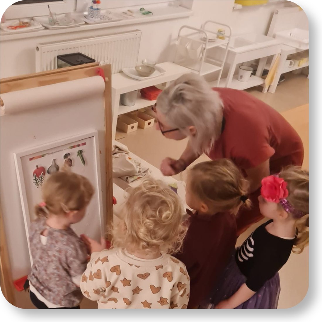 Lucia s deťmi pri zrkadle