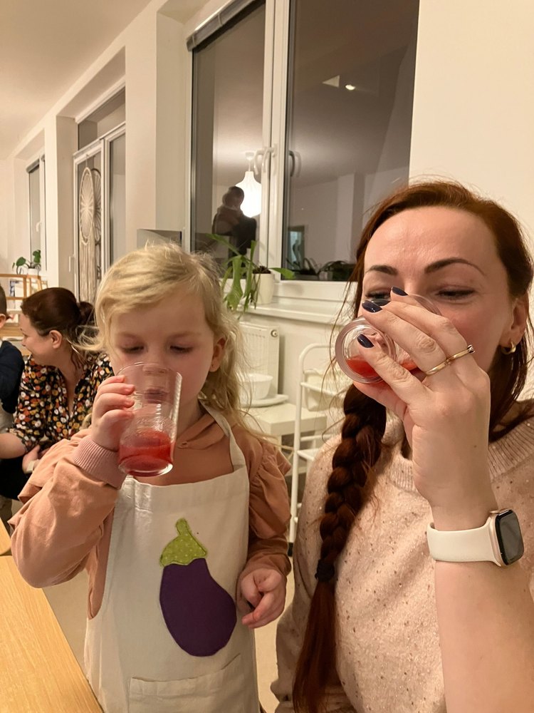 dievčatko a Lucia ochutnávajú