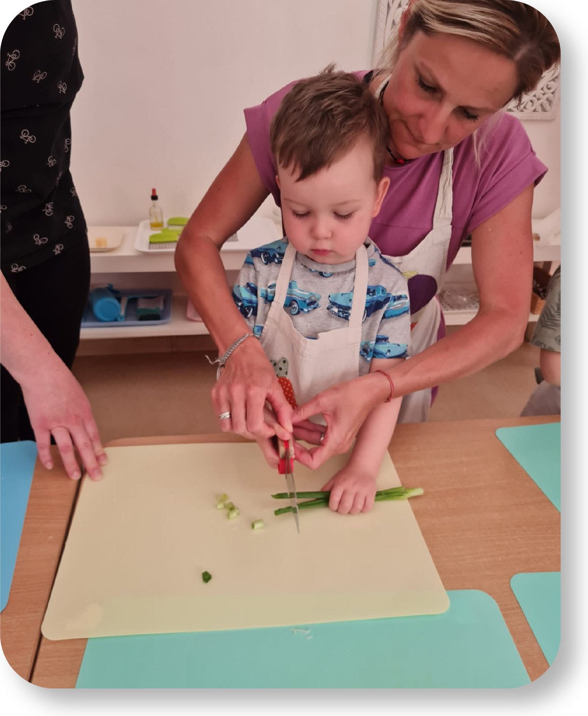 dieťa s Montessori pomôckou na podlahe