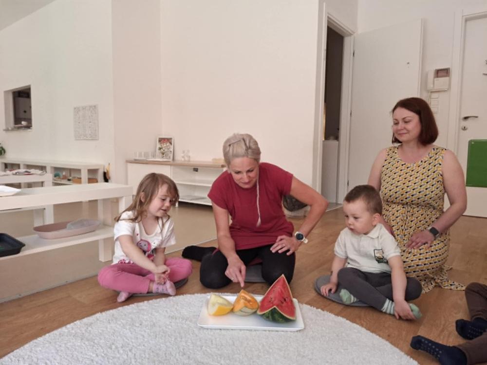 Lucia s deťmi pri melóne